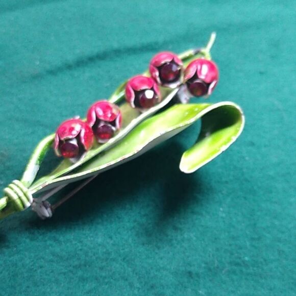 Elegant Red and Green Floral Brooch - Picture 4 of 6
